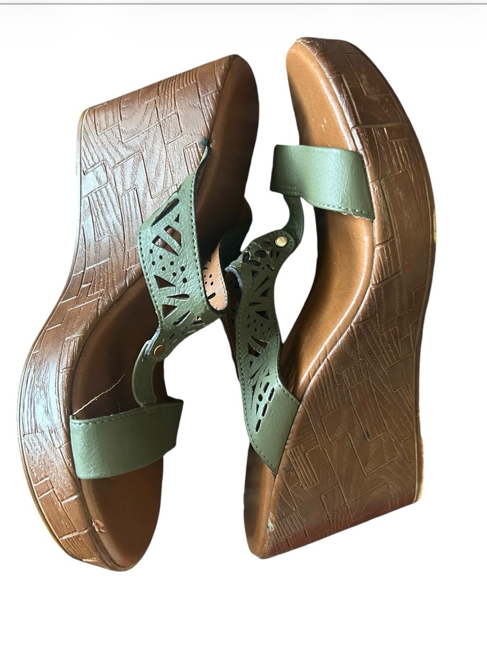 Italian Shoemakers Olive Green Laser-Cut T-Strap Sandals - Picture 8 of 10